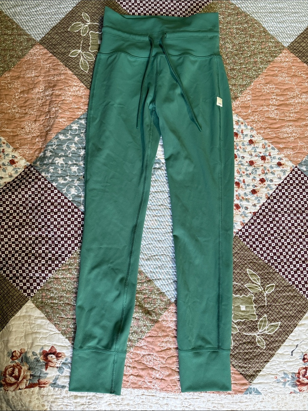 Vuori Daily athletic 7/8 Leggings - Women's size XS